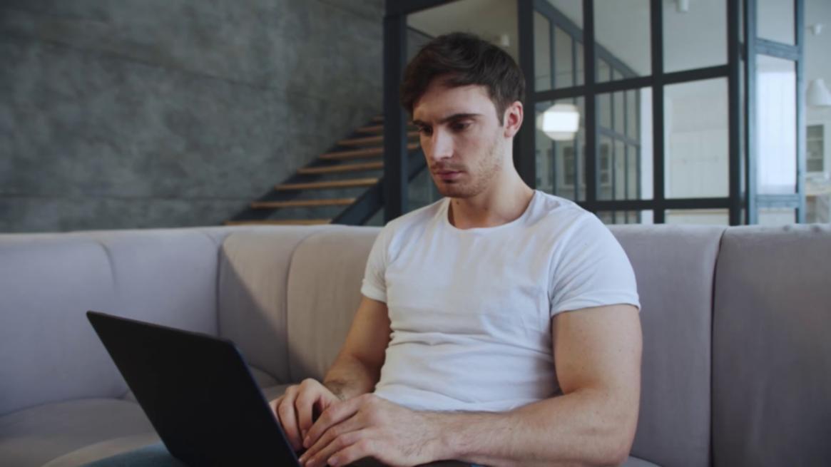 Professionelle Beratungssituation in entspannter Atmosphäre