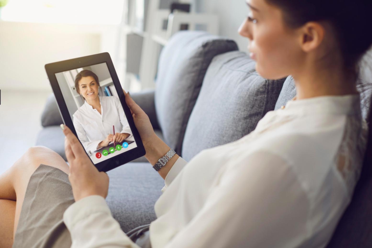 Teilnehmer beim praktischen Lernen mit Finanzunterlagen und Laptop